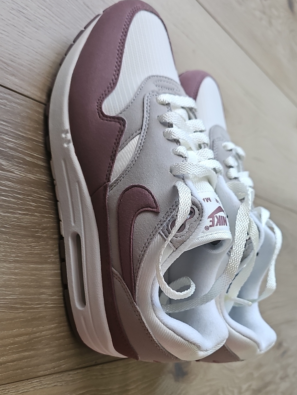 Air MAX 1 Womens Size 9 New**